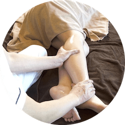 足のむくみのマタニティオイルマッサージを受ける20代の妊婦さん